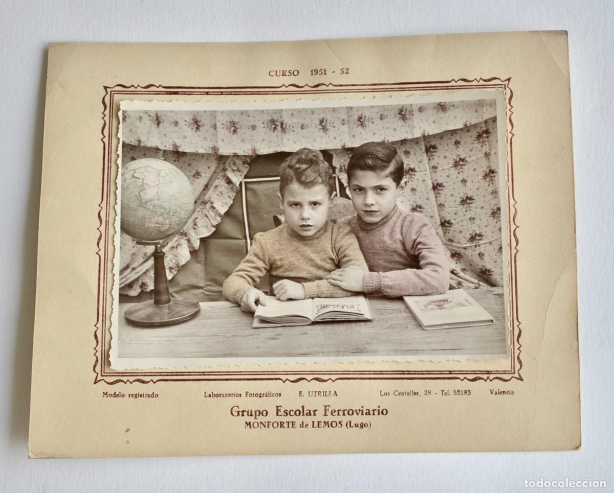 Fotograf&iacute;a antigua: Simp&aacute;tico Retrato de Dos Ni&ntilde;os. Grupo Escolar Ferroviario. Monforte de Lemos (Lugo). Curso 1951-52