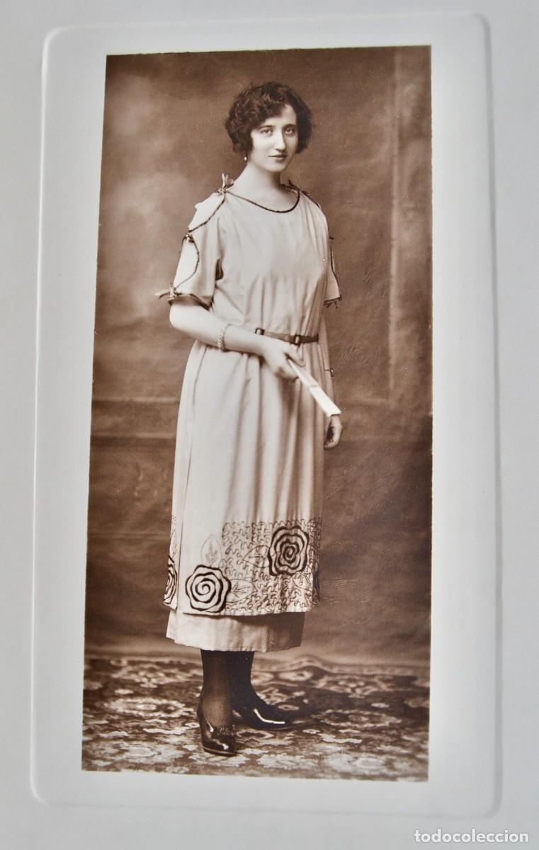 Fotograf&iacute;a antigua: Precioso Retrato de Elegante Joven con Abanico. Fot&oacute;grafo: D&uuml;cker. Zaragoza. Principios siglo XX.