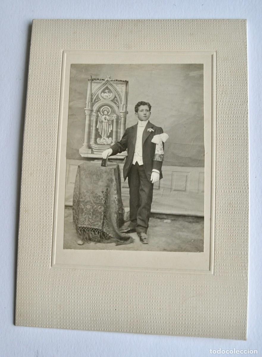 Fotograf&iacute;a antigua: Excelente Retrato de &Eacute;poca Joven Comulgante. Montado sobre cartulina r&iacute;gida. Circa 1920.Buen estado