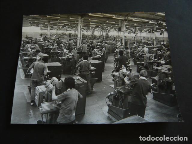 Fotograf&iacute;a antigua: BRASIL FABRICA AUTOMOVILES VOLKSWAGEN ANTIGUA FOTOGRAFIA ORIGINAL 12 X 18 CM