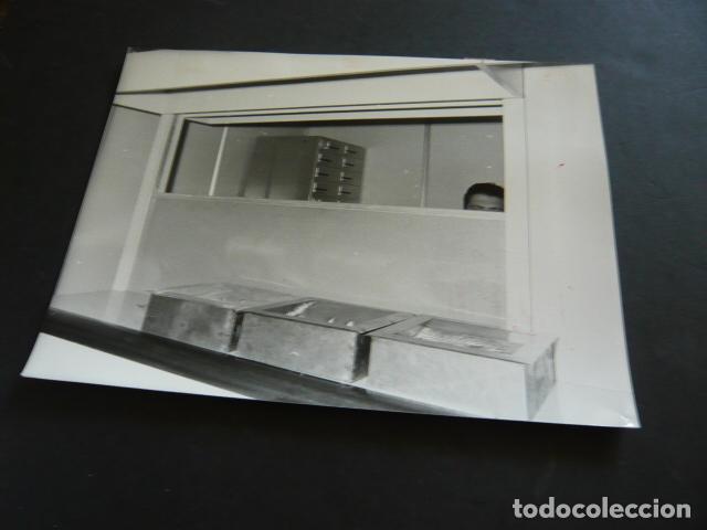 Alte Fotografie: MADRID SALON DE LA SEGURIDAD SICUR ANTIGUA FOTOGRAFIA ORIGINAL 24 X 18 CM