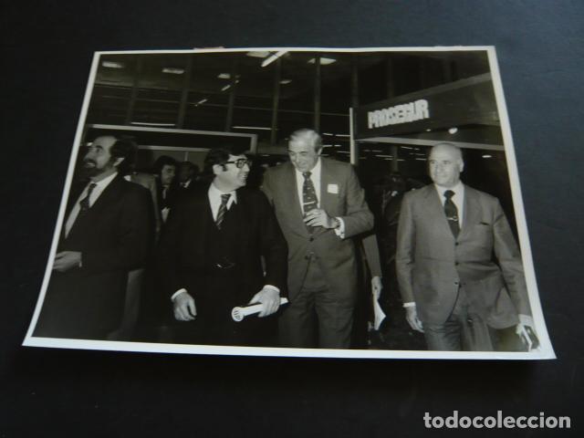 Fotografia antiga: MADRID SALON DE LA SEGURIDAD SICUR STAND PROSEGUR ANTIGUA FOTOGRAFIA ORIGINAL 24 X 18 CM