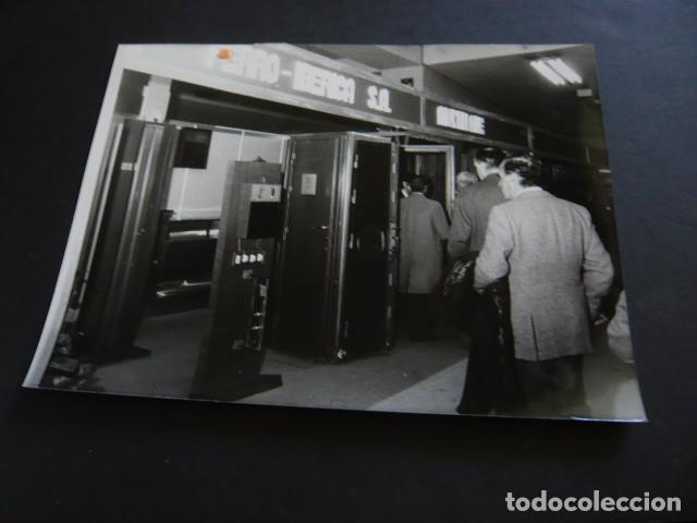 Fotograf&iacute;a antigua: MADRID SALON DE LA SEGURIDAD SICUR ANTIGUA FOTOGRAFIA ORIGINAL 24 X 18 CM