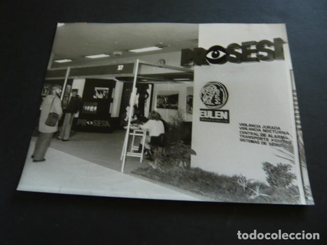 Fotografia antiga: MADRID SALON DE LA SEGURIDAD SICUR ANTIGUA FOTOGRAFIA ORIGINAL 24 X 18 CM