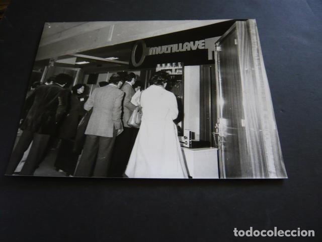 Alte Fotografie: MADRID SALON DE LA SEGURIDAD SICUR ANTIGUA FOTOGRAFIA ORIGINAL 24 X 18 CM