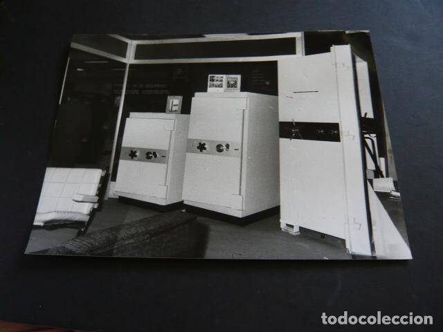 Fotografia antiga: MADRID SALON DE LA SEGURIDAD SICUR ANTIGUA FOTOGRAFIA ORIGINAL 24 X 18 CM