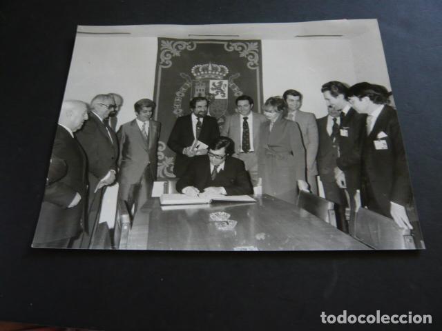Fotografia antiga: MADRID SALON DE LA SEGURIDAD SICUR ANTIGUA FOTOGRAFIA ORIGINAL 24 X 18 CM