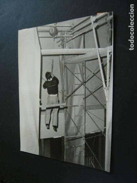 Fotografia antiga: MADRID SALON DE LA SEGURIDAD SICUR ANTIGUA FOTOGRAFIA ORIGINAL 24 X 18 CM