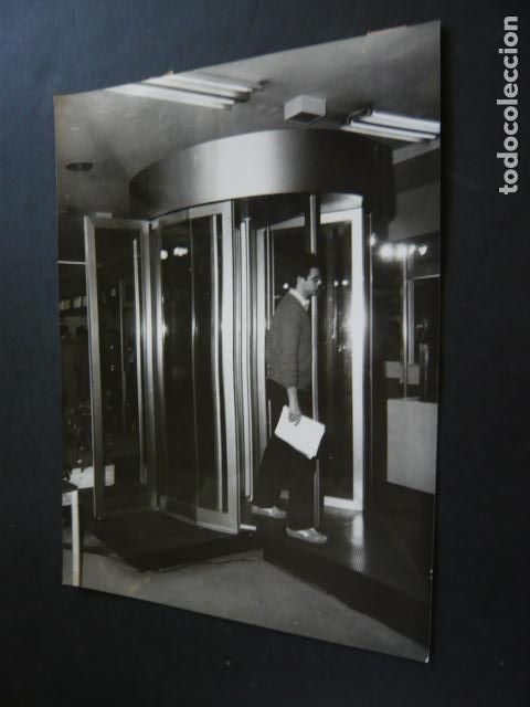 Alte Fotografie: MADRID SALON DE LA SEGURIDAD SICUR ANTIGUA FOTOGRAFIA ORIGINAL 24 X 18 CM