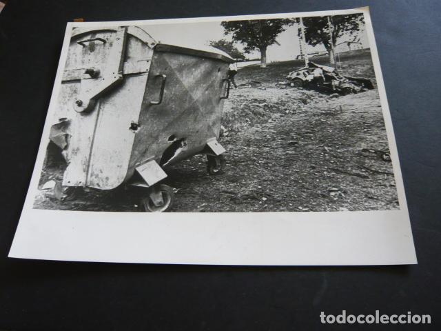 Antique Photography: ARMENTIA VITORIA MUERTE DOS POLICIAS POR ATENTADO ETA ANTIGUA FOTOGRAFIA ORIGINAL 21 X 26 CM