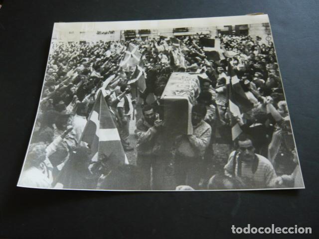 Antique Photography: BILBAO ENTIERRO DE TERRORISTA MILITANTE DE ETA ANTIGUA FOTOGRAFIA ORIGINAL 18 X 24 CM