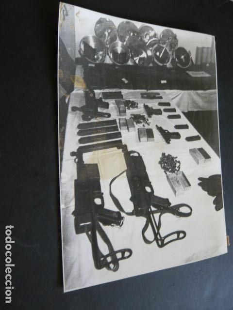 Antique Photography: ARMAMENTO INCAUTADO COMANDO ETA DONOSTI ANTIGUA FOTOGRAFIA ORIGINAL 16 X 24 CM