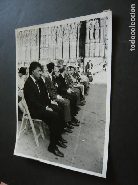 Antique Photography: BARCELONA FUNERAL ATENTADO HIPERCOR FELIPE GONZALEZ ASISTENTE FOTOGRAFIA ORIGINAL 18 X 24 CM