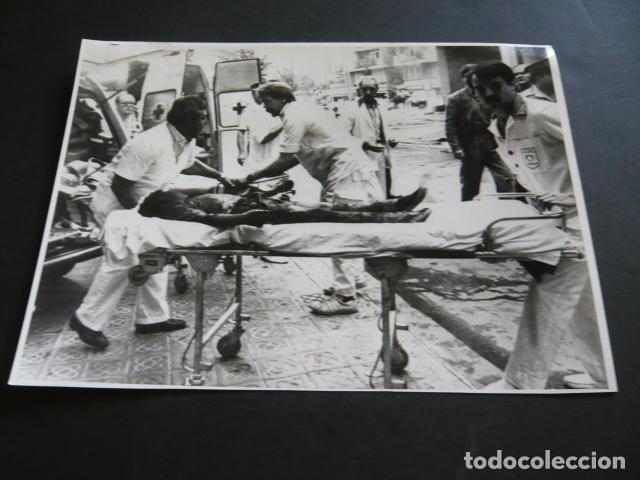 Antique Photography: BARCELONA ATENTADO TERRORISTA ETA HIPERCOR FOTOGRAFIA ORIGINAL 18 X 24 CM
