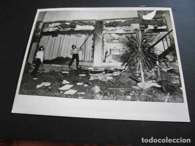 Antique Photography: BARCELONA ATENTADO TERRORISTA EXPLOSION EDIFICIO EROS DIAGONAL FOTOGRAFIA ORIGINAL 18 X 24 CM