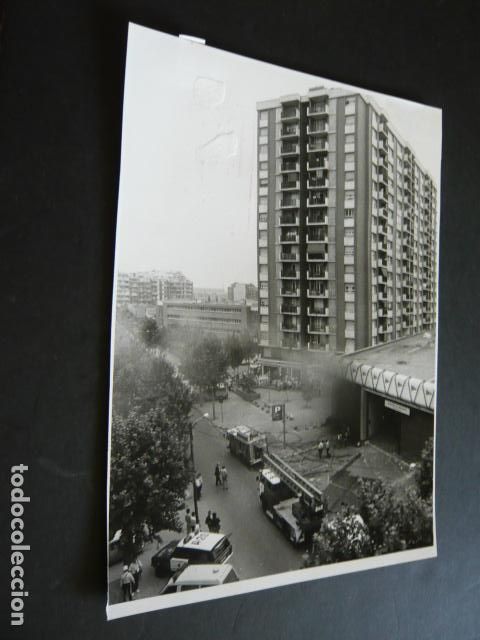 Antique Photography: BARCELONA ATENTADO TERRORISTA ETA HIPERCOR FOTOGRAFIA ORIGINAL 18 X 24 CM