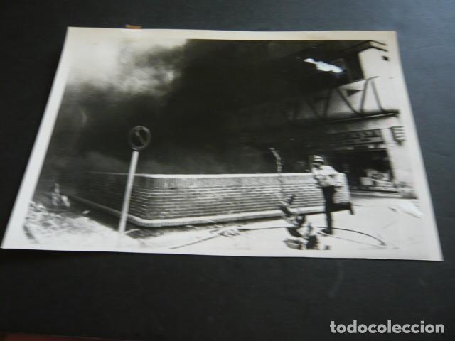 Alte Fotografie: BARCELONA ATENTADO TERRORISTA ETA HIPERCOR FOTOGRAFIA ORIGINAL 18 X 24 CM