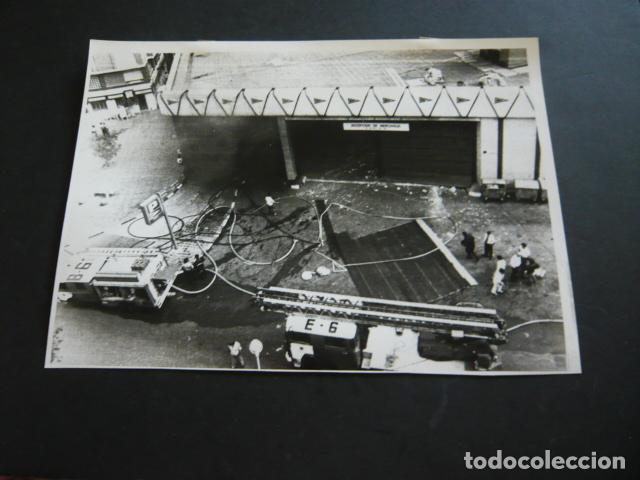 Alte Fotografie: BARCELONA ATENTADO TERRORISTA ETA HIPERCOR FOTOGRAFIA ORIGINAL 18 X 24 CM