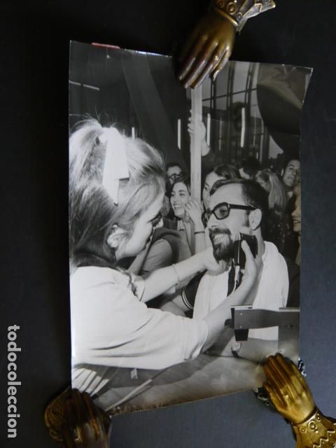 Fotografia antiga: MADRID SALON DE LA ELECTRIFICACION MAQUINAS DE AFEITAR BRAUN ANTIGUA FOTOGRAFIA ORIGINAL 18 X 24 CM