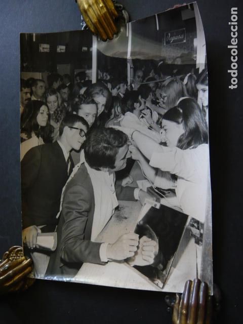 Fotografia antiga: MADRID SALON DE LA ELECTRIFICACION MAQUINAS DE AFEITAR BRAUN ANTIGUA FOTOGRAFIA ORIGINAL 18 X 24 CM