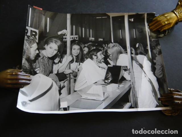 Fotograf&iacute;a antigua: MADRID SALON DE LA ELECTRIFICACION MAQUINAS DE AFEITAR BRAUN ANTIGUA FOTOGRAFIA ORIGINAL 18 X 24 CM