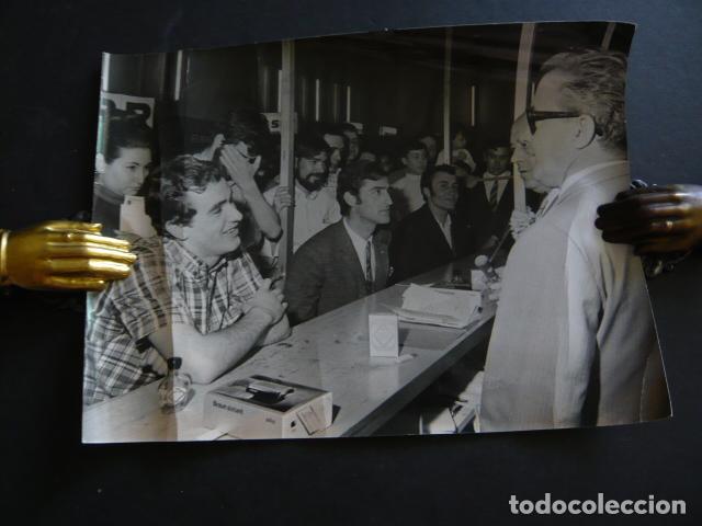 Alte Fotografie: MADRID SALON DE LA ELECTRIFICACION MAQUINAS DE AFEITAR BRAUN ANTIGUA FOTOGRAFIA ORIGINAL 18 X 24 CM