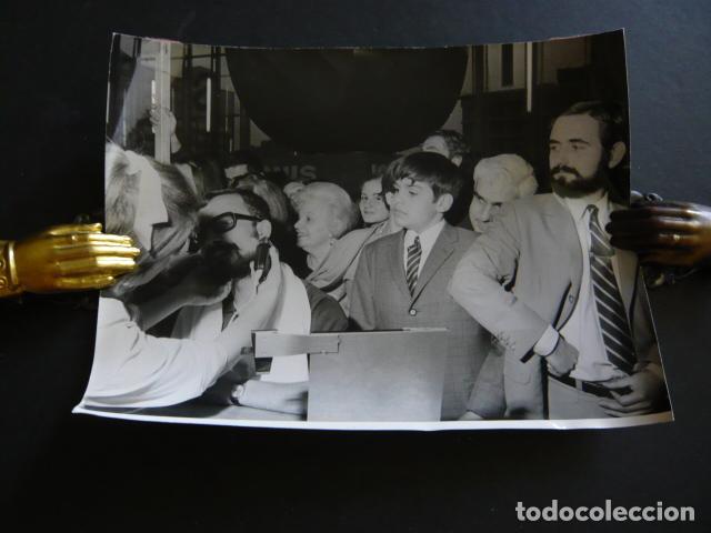 Alte Fotografie: MADRID SALON DE LA ELECTRIFICACION MAQUINAS DE AFEITAR BRAUN ANTIGUA FOTOGRAFIA ORIGINAL 18 X 24 CM