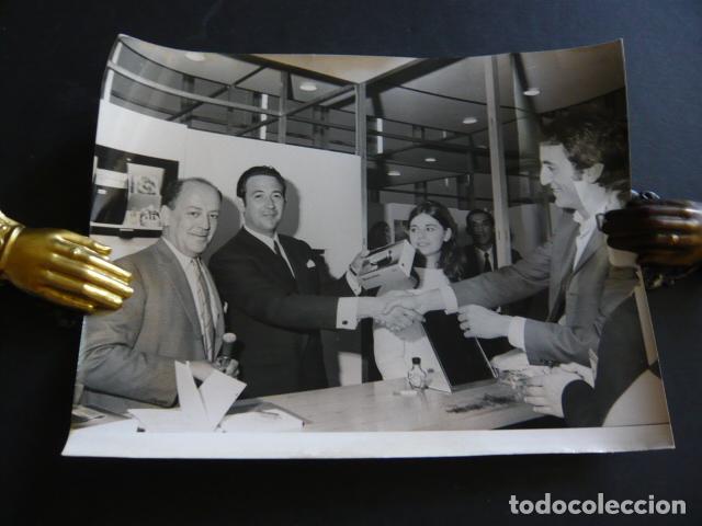 Fotografia antiga: MADRID SALON DE LA ELECTRIFICACION MAQUINAS DE AFEITAR BRAUN ANTIGUA FOTOGRAFIA ORIGINAL 18 X 24 CM