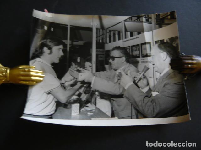 Fotografia antiga: MADRID SALON DE LA ELECTRIFICACION MAQUINAS DE AFEITAR BRAUN ANTIGUA FOTOGRAFIA ORIGINAL 18 X 24 CM