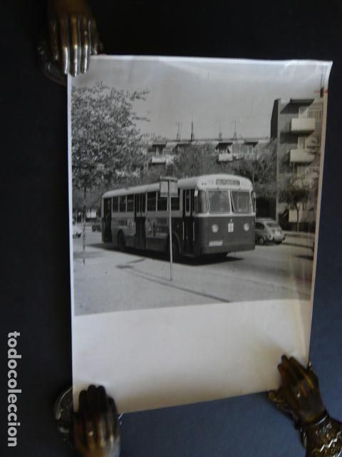 Alte Fotografie: MADRID BARRIO DE MORATALAZ AUTOBUS URBANO ANTIGUA FOTOGRAFIA ORIGINAL 18 X 24 CM