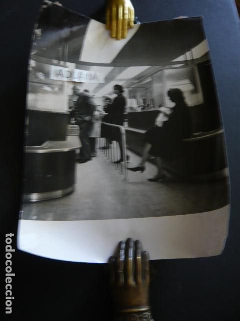 Alte Fotografie: MADRID AEROPUERTO DE BARAJAS PUESTO DE LA POLICIA ANTIGUA FOTOGRAFIA ORIGINAL 18 X 24 CM