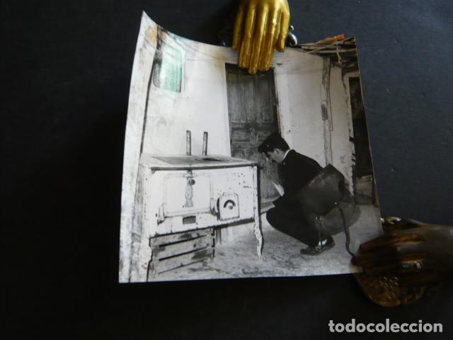 Fotograf&iacute;a antigua: MADRID CARTERO EN CHABOLAS DE LOS QUINQUIS ANTIGUA FOTOGRAFIA ORIGINAL 13 X 12 CM