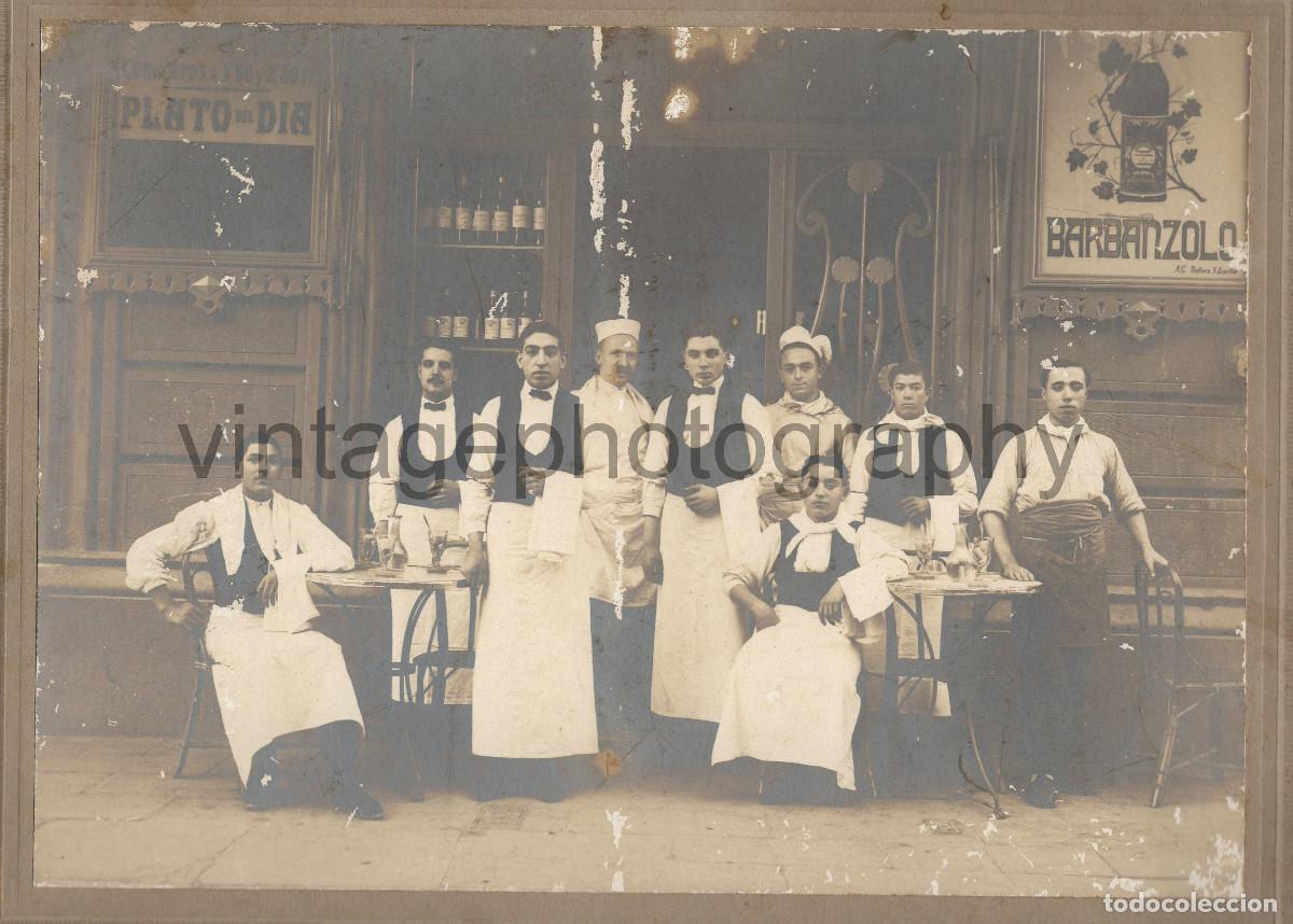 Fotograf&iacute;a antigua: CAMAREROS DE UN BAR DE BARCELONA POR IDENTIFICAR, 1915'S.
