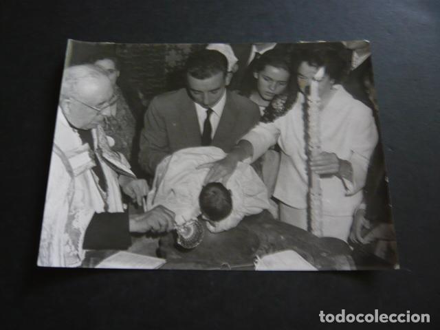 Fotograf&iacute;a antigua: BAUTIZO DEL HIJO DE LA CANTANTE VICTORIA DE LOS ANGELES ANTIGUA FOTOGRAFIA ORIGINAL 13 X 18 CM
