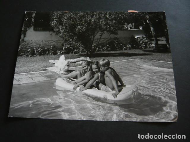Fotografia antica: CARMEN HOHENLOHE SUS HIJOS EN MARBELLA ANTIGUA FOTOGRAFIA ORIGINAL 16 X 22 CM