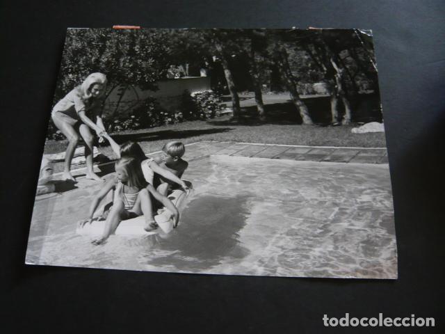 Alte Fotografie: CARMEN DE HOHENLOHE Y SUS HIJOS EN MARBELLA ANTIGUA FOTOGRAFIA ORIGINAL 18 X 24 CM