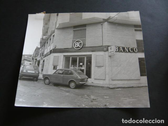 Alte Fotografie: VILADECANS BARCELONA ROBO SUCURSAL BANCARIA ANTIGUA FOTOGRAFIA ORIGINAL 18 X 24 CM