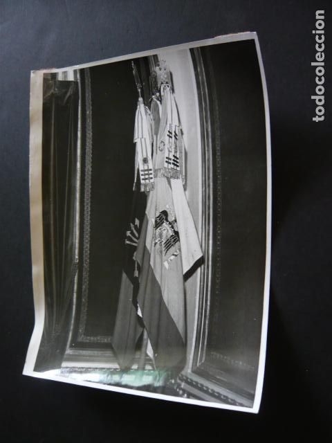 Antique Photography: EL PARDO MADRID BANDERAS DE FRANCO EN EL INTERIOR DEL PALACIO ANTIGUA FOTOGRAFIA ORIGINAL 18 X 24 CM