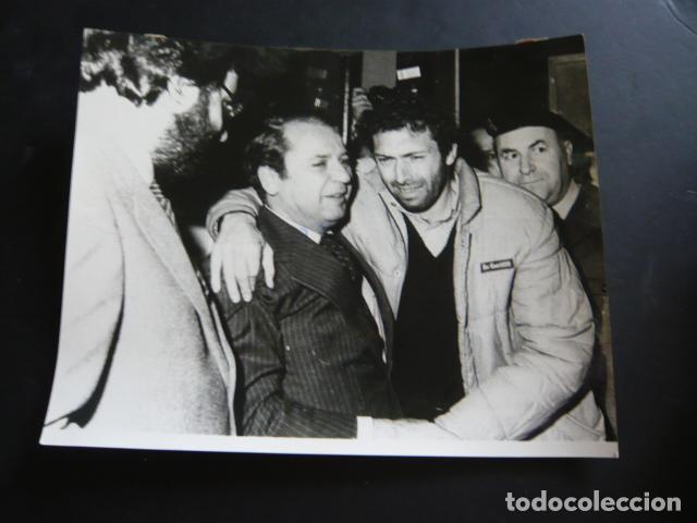 Fotografia antiga: BARCELONA SECUESTRO JUGADOR FUTBOL QUINI CON NU&Ntilde;EZ ANTIGUA FOTOGRAFIA ORIGINAL 18 X 24 CM
