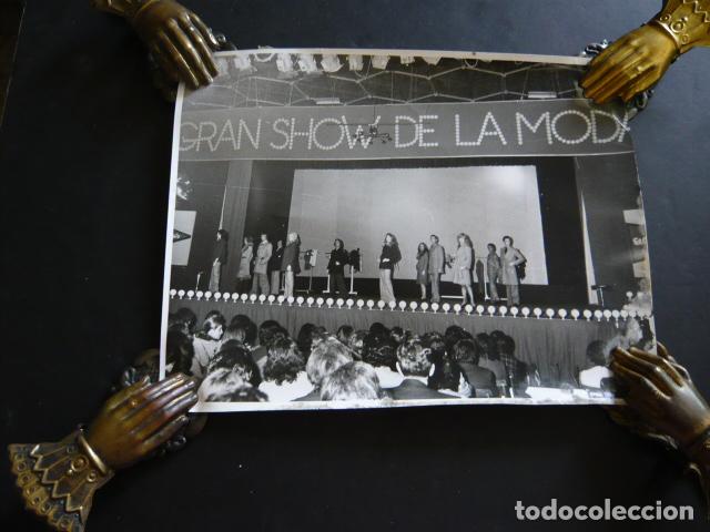Alte Fotografie: MADRID DESFILE MODA CORTE INGLES 1973 ANTIGUA FOTOGRAFIA ORIGINAL 22 X 16 CM