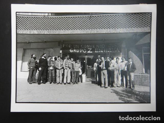 Fotograf&iacute;a antigua: MADRID HUELGA GRUPOS PRENSA GRUPO Z ANTIGUA FOTOGRAFIA ORIGINAL 24 X 18 CM