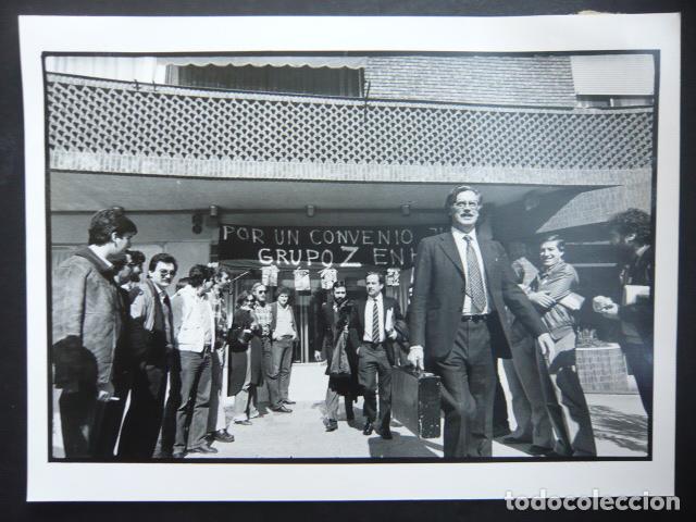 Antique Photography: MADRID HUELGA GRUPOS PRENSA GRUPO Z ANTIGUA FOTOGRAFIA ORIGINAL 24 X 18 CM