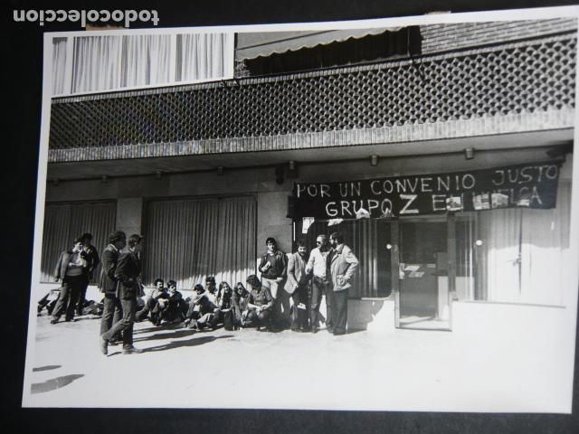 Alte Fotografie: MADRID HUELGA GRUPOS PRENSA GRUPO Z ANTIGUA FOTOGRAFIA ORIGINAL 13 X 18 CM