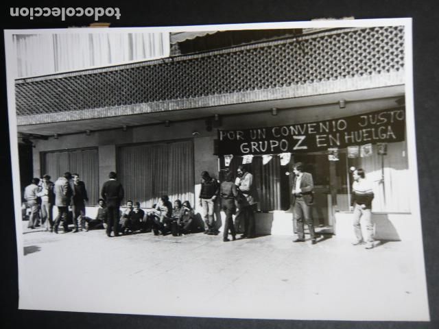 Fotografia antiga: MADRID HUELGA GRUPOS PRENSA GRUPO Z ANTIGUA FOTOGRAFIA ORIGINAL 13 X 18 CM