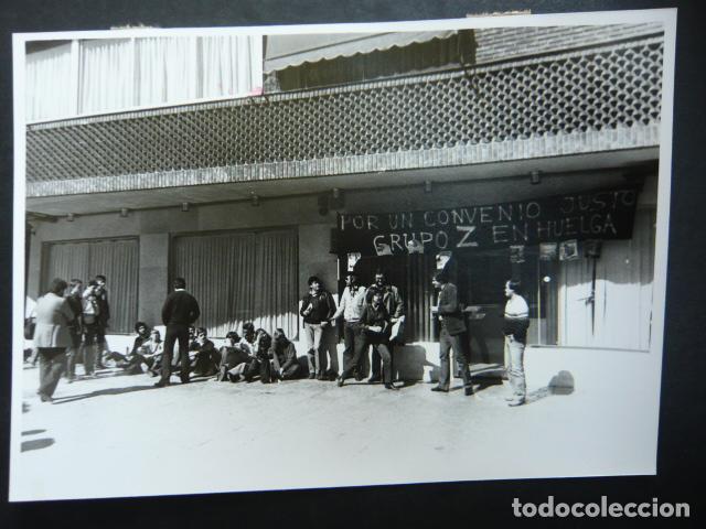 Fotografia antica: MADRID HUELGA GRUPOS PRENSA GRUPO Z ANTIGUA FOTOGRAFIA ORIGINAL 13 X 18 CM