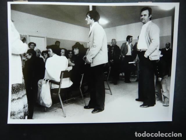 Fotograf&iacute;a antigua: GETAFE MADRID AFECTADOS SINDROME COLZA ANTIGUA FOTOGRAFIA ORIGINAL 13 X 18 CM