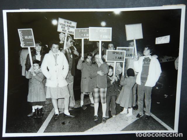 Alte Fotografie: MADRID MANIFESTACION ANTI ABORTO BLAS PI&Ntilde;AR ANTIGUA FOTOGRAFIA ORIGINAL 13 X 18 CM