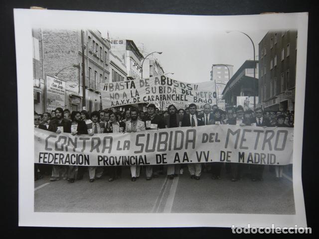Antique Photography: MADRID CARABANCHEL MANIFESTACION CONTRA SUBIDA DEL METRO ANTIGUA FOTOGRAFIA ORIGINAL 24 X 18 CM