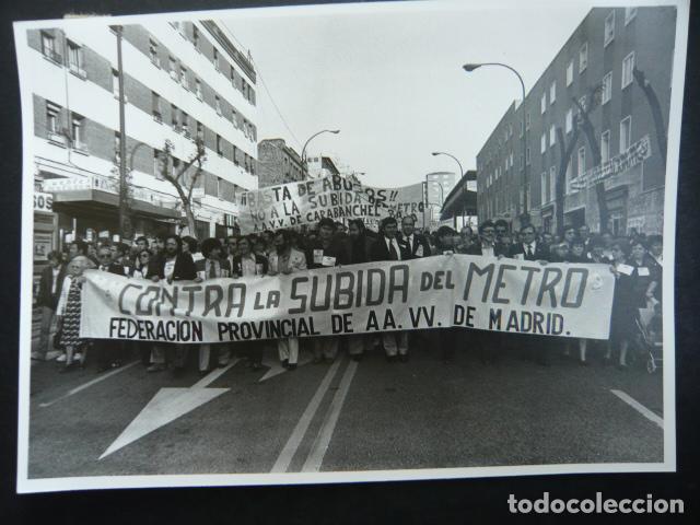 Photographie ancienne: MADRID CARABANCHEL MANIFESTACION CONTA SUBIDA PRECIO METRO ANTIGUA FOTOGRAFIA ORIGINAL 13 X 18 CM