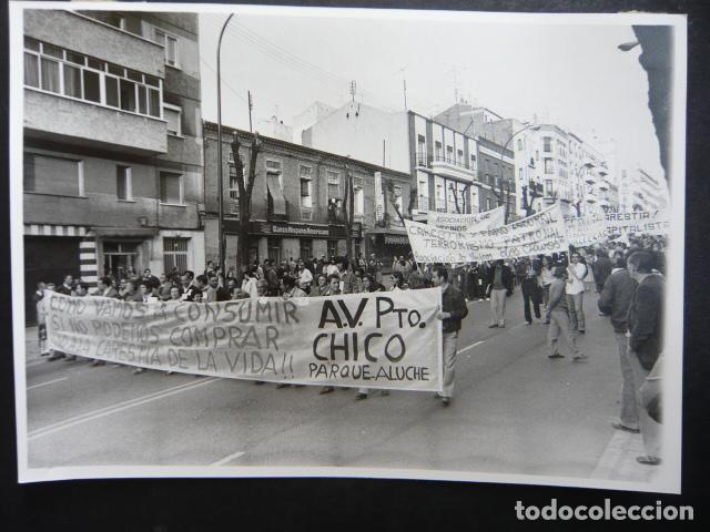 Fotografia antiga: MADRID AVD. ALBUFERA MANIFESTACION CONTA SUBIDA PRECIO METRO ANTIGUA FOTOGRAFIA ORIGINAL 13 X 18 CM